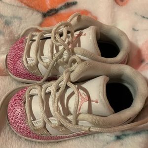 Girls Retro 11 Jordan’s low pink/white size 6C